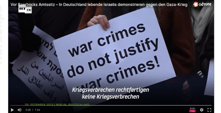 Screenshot_2023_12_31_at_11_33_00_Vor_Baerbocks_Amtssitz_In_Deutschland_lebende_Israelis_demonstrieren_gegen_den_Gaza_Krieg