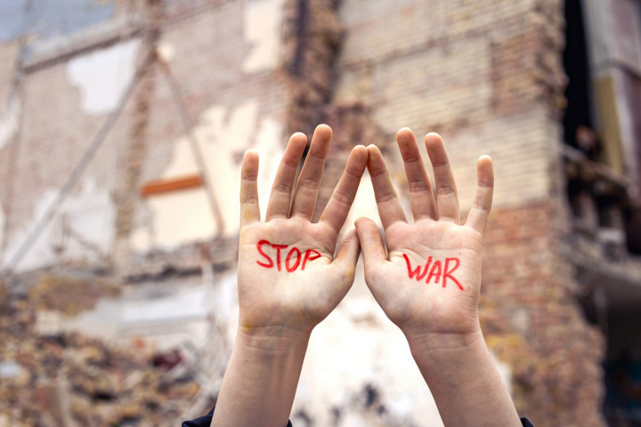 Screenshot_2025_04_09_at_18_40_06_slogan_peace_without_war_is_written_womans_hand_red_stop_war.jpg_JPEG_Grafik_2000_1333_Pixel_Skaliert_44_
