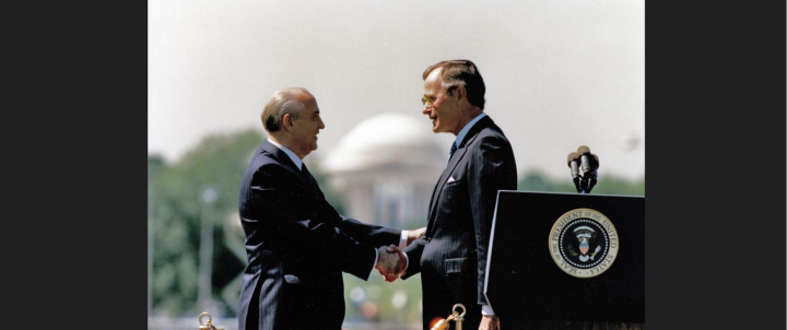 Screenshot_2025_04_26_at_12_06_42_gorby_bush_shaking_hands.jpg_JPEG_Grafik_1200_798_Pixel_Skaliert_73_ Screenshot_2025_04_26_at_12_06_42_gorby_bush_shaking_hands.jpg_JPEG_Grafik_1200_798_Pixel_Skaliert_73_