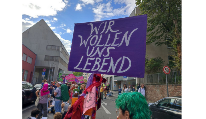 Screenshot_2025_08_31_at_22_05_04_Polizeischikane_und_Verletzte_bei_linker_Friedensdemonstration_in_K_ln_RT_DE