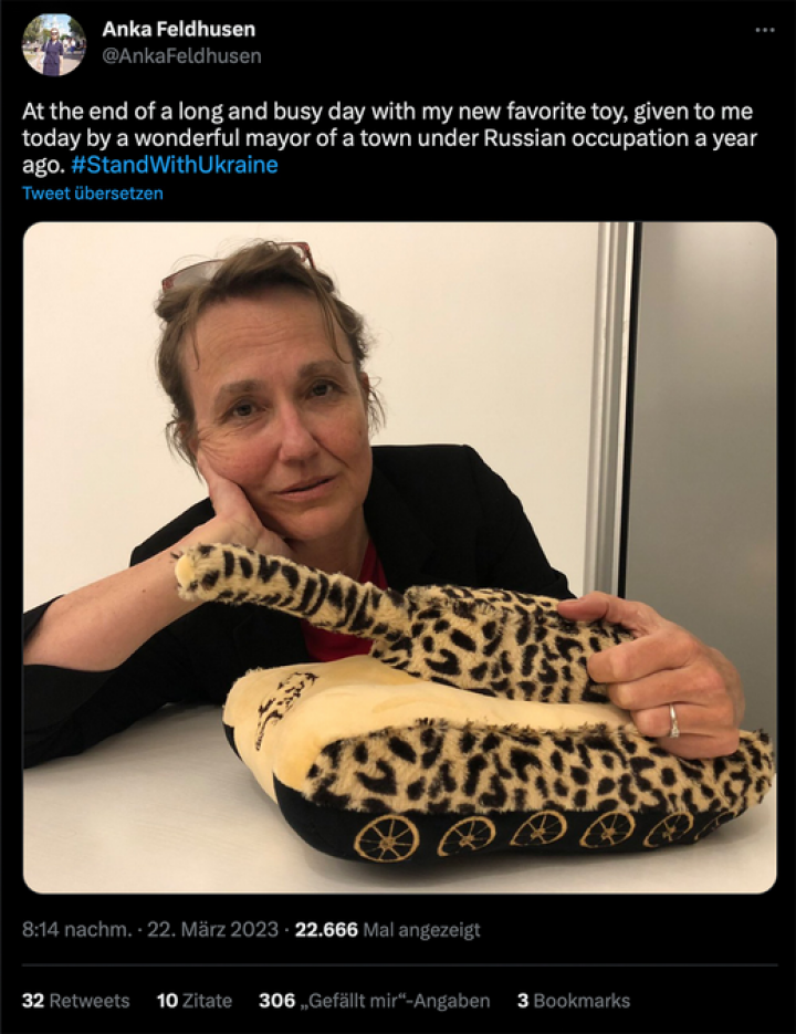 Screenshot_2026_01_11_at_09_31_22_Die_Infantilisierung_der_deutschen_Au_enpolitik_Botschafterin_in_der_Ukraine_posiert_mit_Kuschel_Leo_