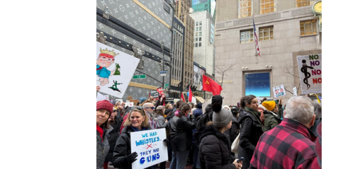 Screenshot_2026_01_18_at_21_19_08_No_Wars_No_Kings_No_ICE_Hands_Off_Venezuela_Protestzug_der_Vielfalt_in_New_York