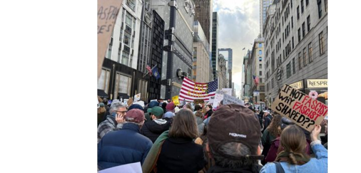 Screenshot_2026_01_18_at_21_21_16_No_Wars_No_Kings_No_ICE_Hands_Off_Venezuela_Protestzug_der_Vielfalt_in_New_York